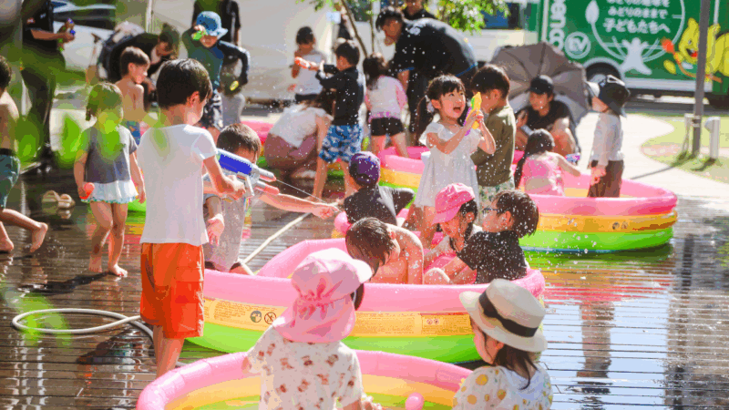 水遊びを楽しむ子ども達